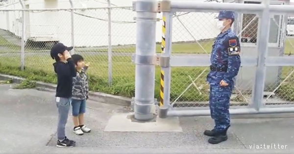 神対応 将来は海上自衛官になりたいという少年 本気でその気持ちに答える自衛官の対応が話題 動画 これ見た